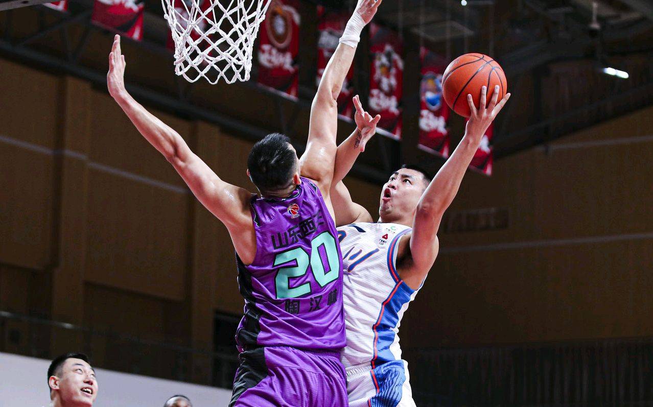 摔跤小组赛焦点战：天山麒麟队大胜漠南旋风队，外线火力全开。韧性比赛的样板的简单介绍