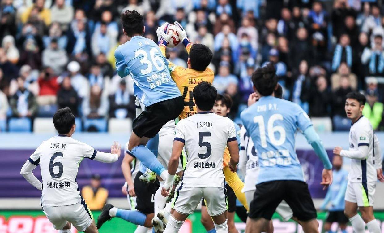 意甲冲刺阶段走向成谜，武汉三镇复出首秀，球迷炸锅，球探报告显示潜力(武汉三镇足球氵最新消息)